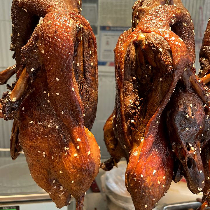 郭师卤味每天现卤现卖：卤鸭挂晾