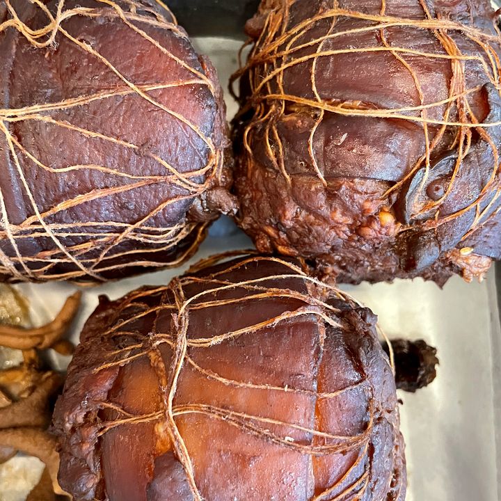 郭师卤味每天现卤现卖：捆绳扎肉