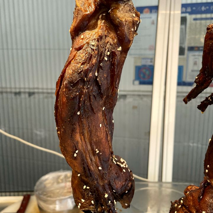 郭师卤味每天现卤现卖：卤肉挂晾